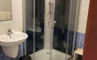 1 apartman zuhanyzós fürdőszoba